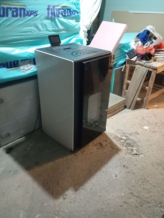 Пелетна камина BURNIT 13kw +4бр.чисто нови радиатори и лира!!