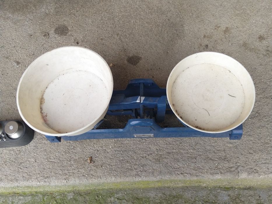 Продавам много стар Български кантар от соца 1992 година чисто нов