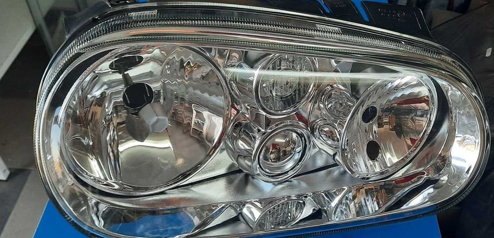 Set faruri VW Golf 4 (Hatchback + Combi) 08.1997-09.2006 bec H1+H7