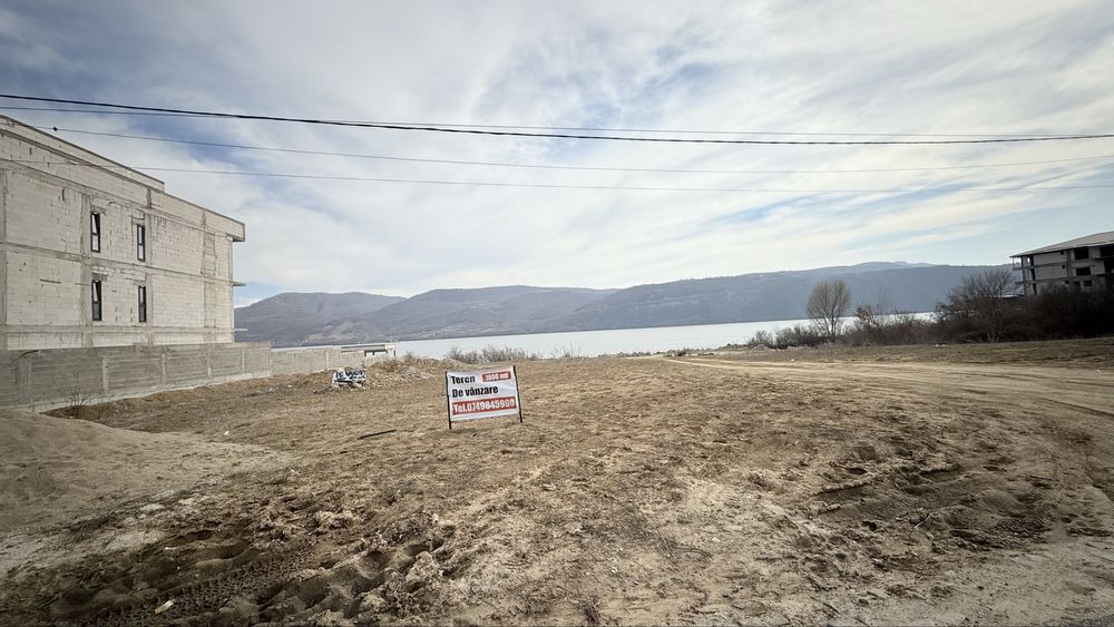 Teren la Dunarea Eselnita