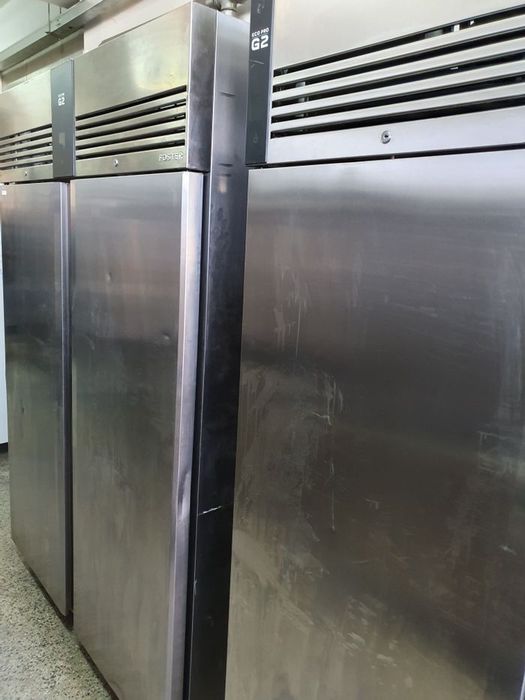 Хладилни маси1400лв,стъклени витрини 900лв 100бр,налични