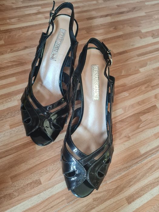 продается обувь женская