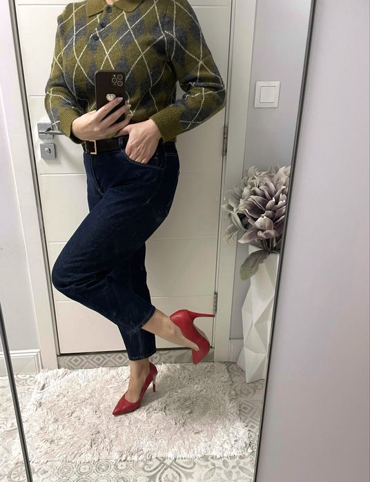 Червени обувки на висок ток