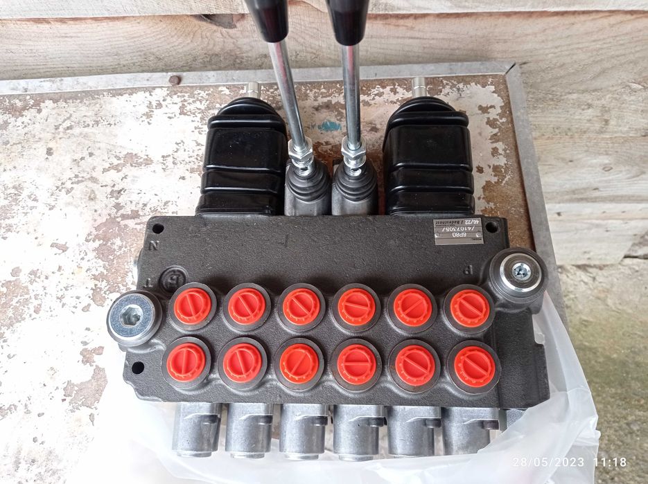 Хидравлични разпределители и помпи