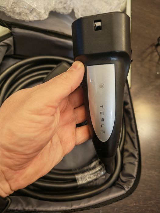 Tesla mobile connector - мобилна зарядна станция