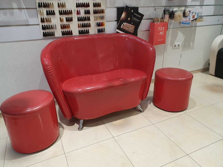 Диван с две табуретки.