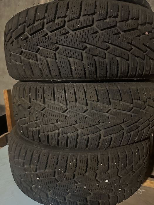 Продается шины баллоны 205/60 r16 зимние почти новые фирмы handa