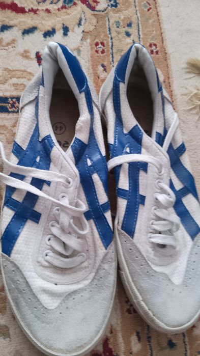 Продам кроссовки и ботинки для рабочих.