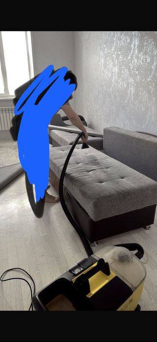 Диван с тремя подушками