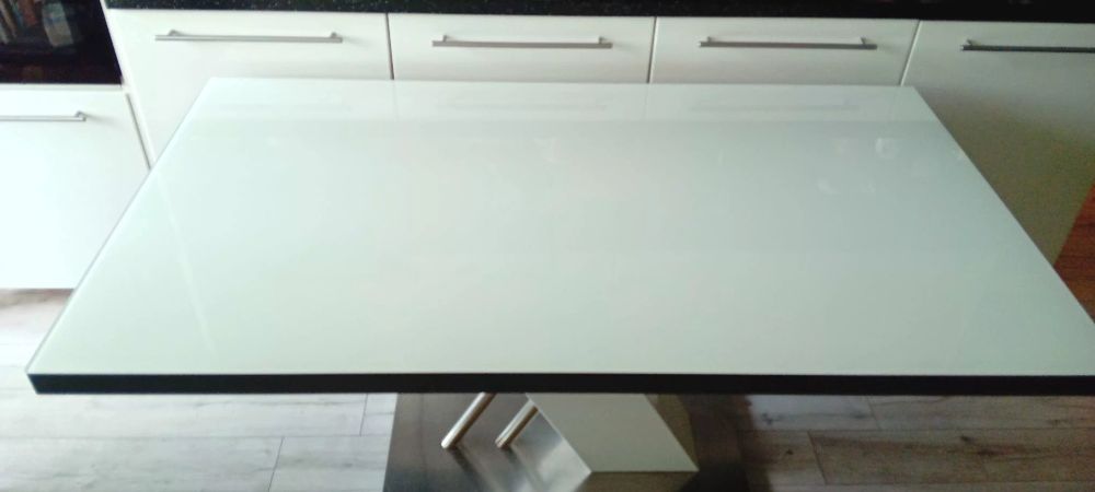 Продавам холна,кухненска маса от закалено стъкло бяла