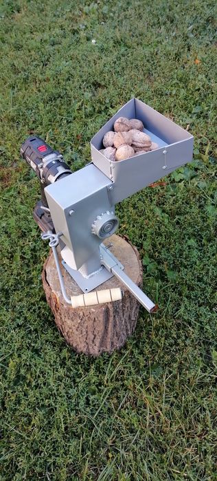 Mașina de spart nuci manuala/la bormasina