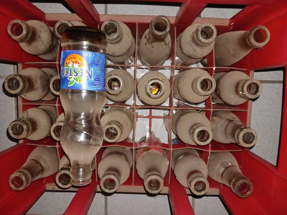 Vând navete complete sticle diverse de suc, bere