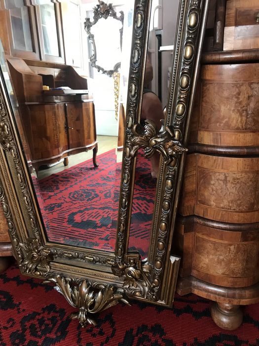 Oglindā Empire deosebitā