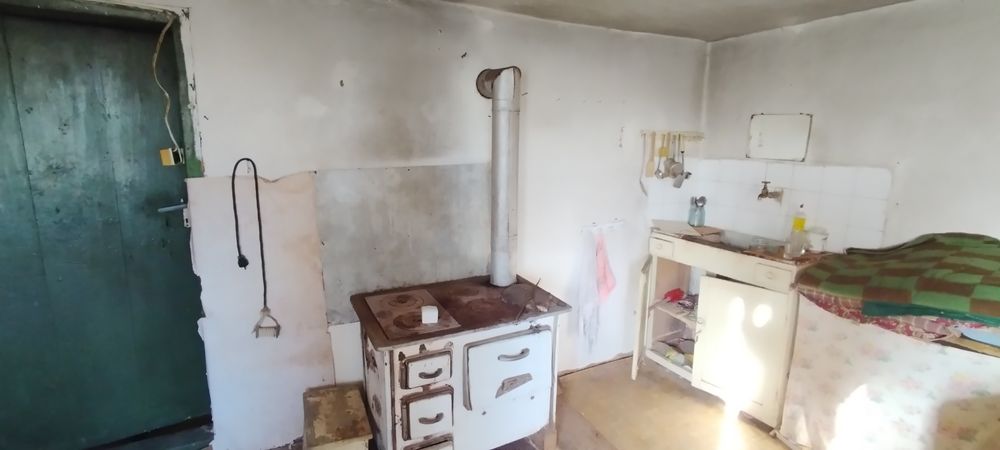 Продава се двуетажна къща в село Садовик, област Перник