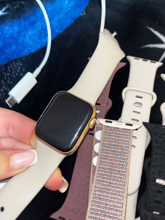 Продавам Apple Watch SE