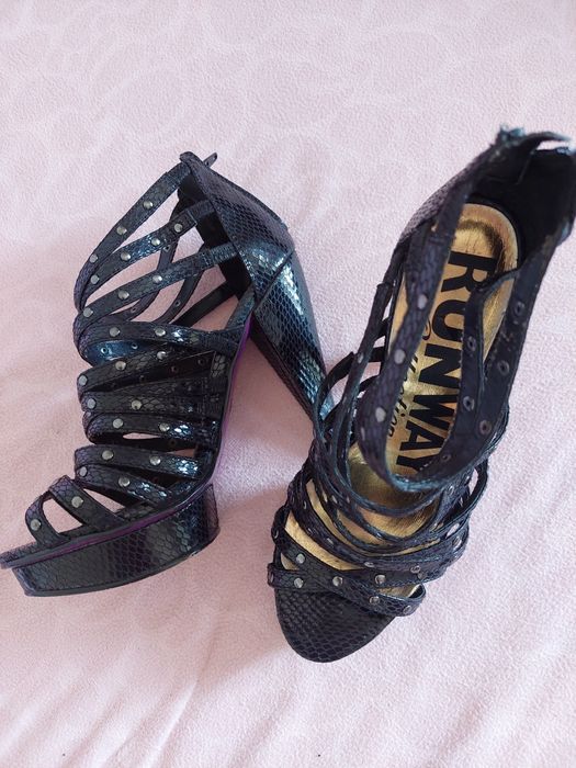 Сандали с висок ток и платформа