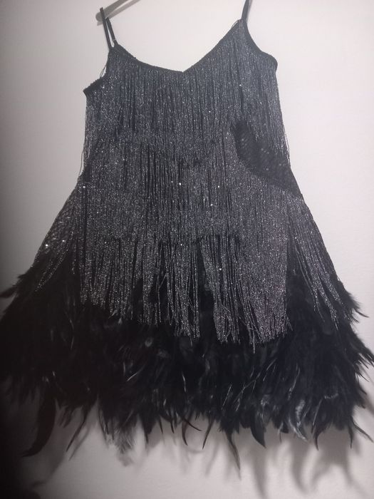 Rochie cu pene si franjuri stralucitori