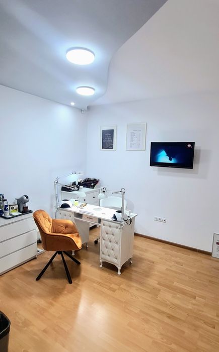 Unghii cu gel și ojă-semi