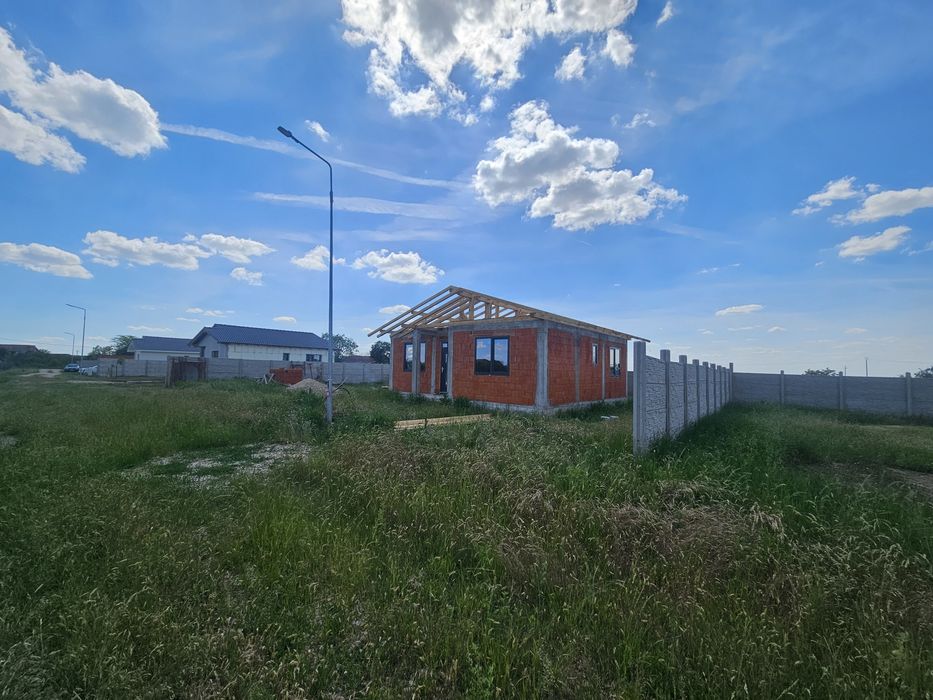 Casă la roșu de vânzare în Leș 

Se oferă spre vânzare casă la roșu situată în localitatea Leș, într-o zonă liniștită