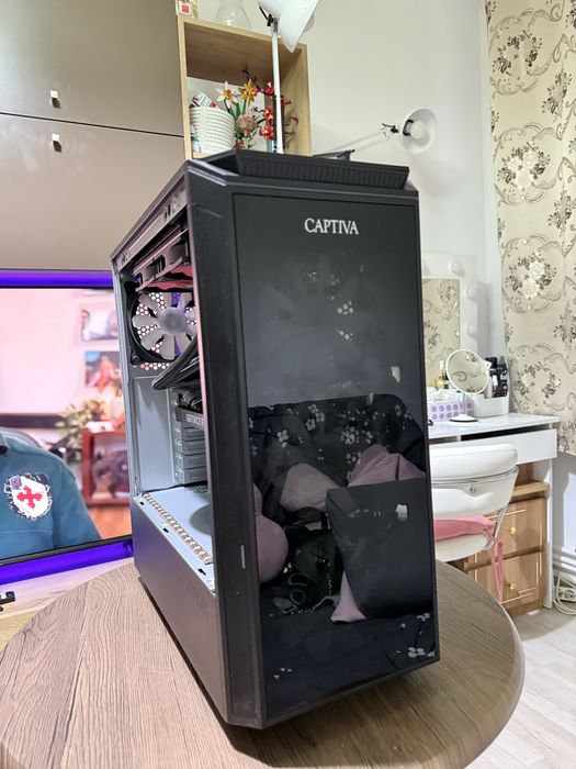 Carcasa pc foarte solida si impecabila