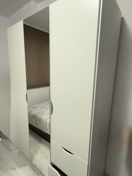 Трикрилен Гардероб с Огледало