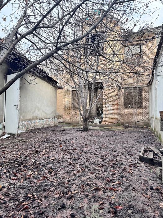 Яшнабод туманида 2 сотихда,  фасади 11 метрлик уй сотилади