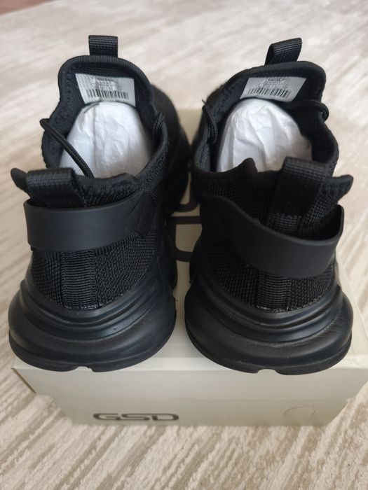 Прода.м лёгкие кроссовки