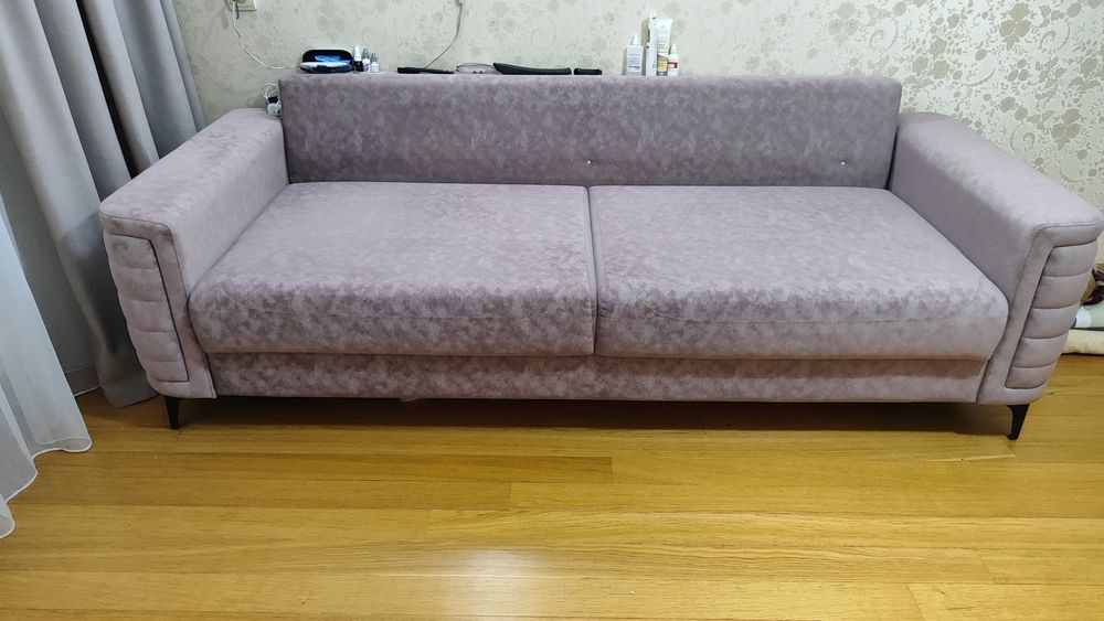 Продам диван в гостиную.