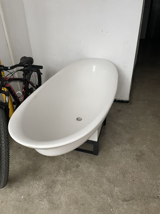 Cada baie ovala alba