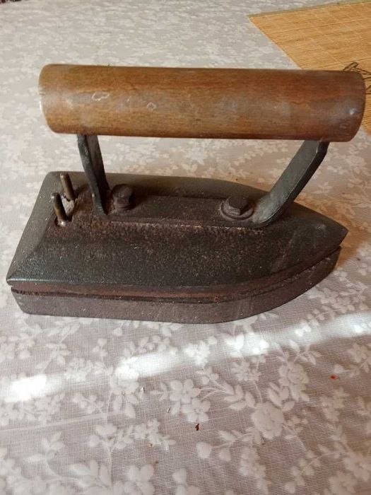 Стара електрическа ютия