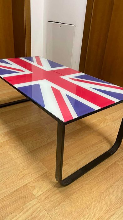 Маса холна със стъкло и метална рамка