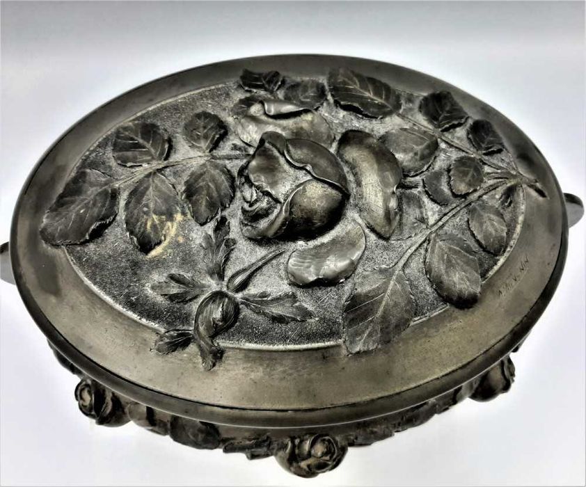 Splendid vas vechi art nouveau designer A.THEVENIN din spelter ( argint in compozitie) manopera superba trandafiri relief