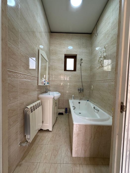 Два дома на участке в микрорайоне "САМАЛ-2".