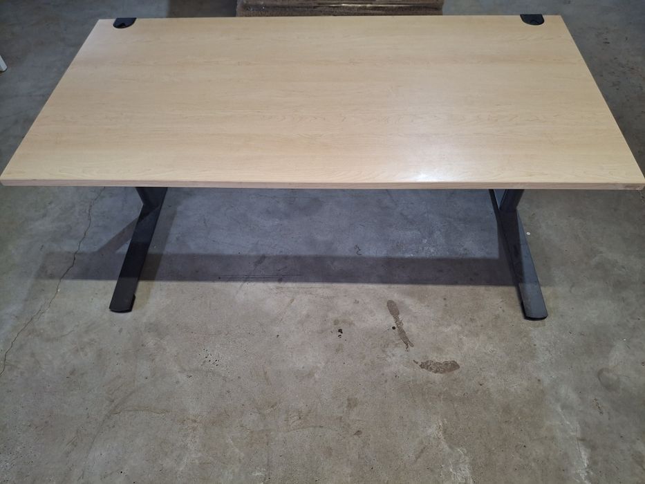 Vând masă de birou cu dulăpior