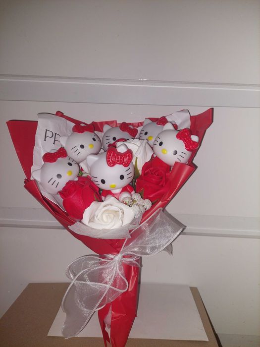 Buchet bogat de flori Hello Kitty superb