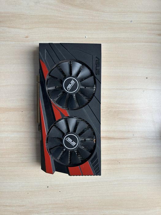 Vand piese pentru calculatoare.