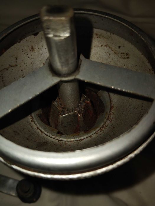 Продавам антична мелачка за кафе и подправки.