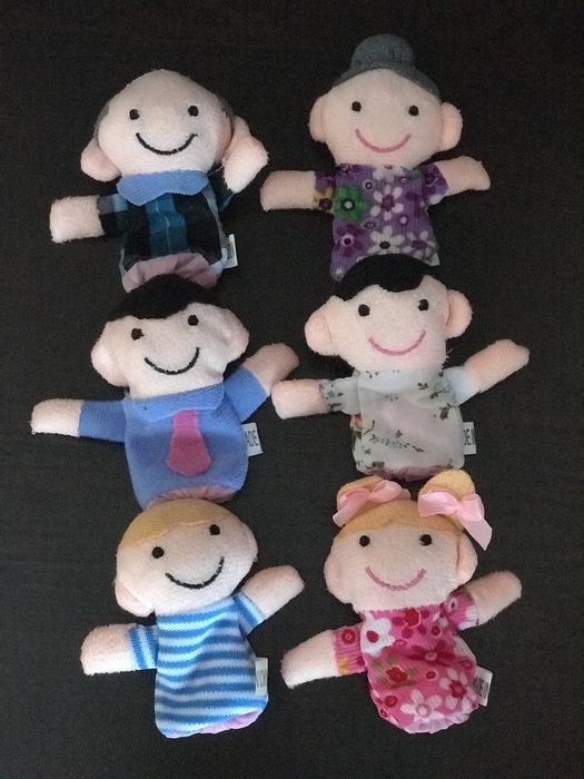 16 броя кукли за пръстчета в коледна къщичка