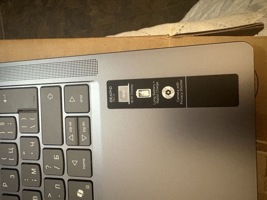 Lenovo лаптопа е в гаранция закупен от Виваком ,Ползван е по малко от година,почти не е ползван леки забележки по корпуса ,работи безупречно!