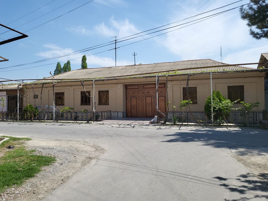 Uy Sotiladi yashash uchun hama sharoyit bor