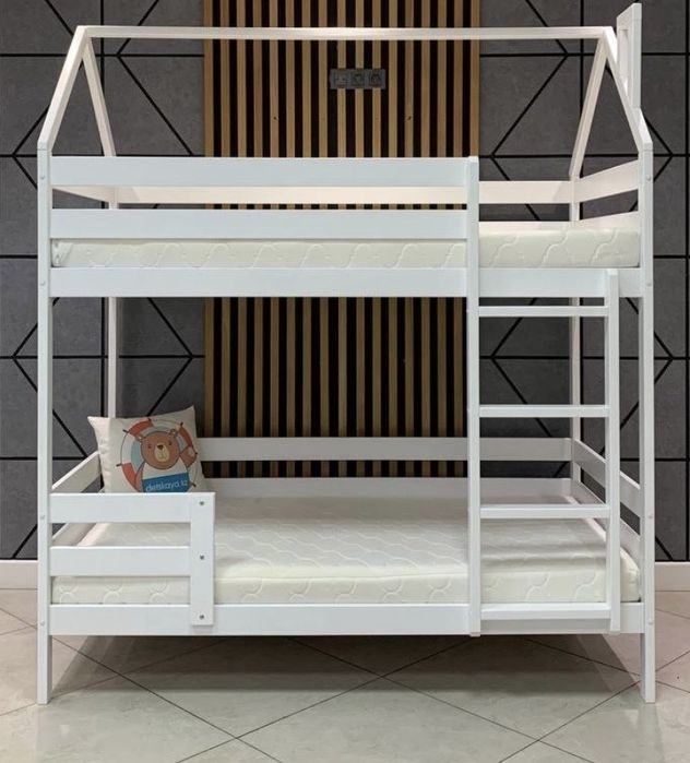 Двухярусная кровать и шкаф