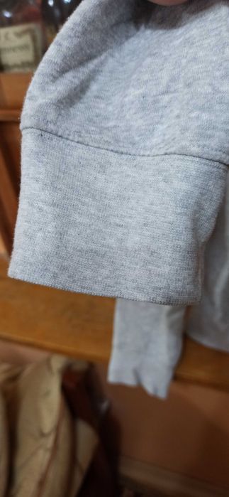 дамско яке Anti Blue р-р М-35 лв; дамски суитчър Russell р-р М-18 лв.