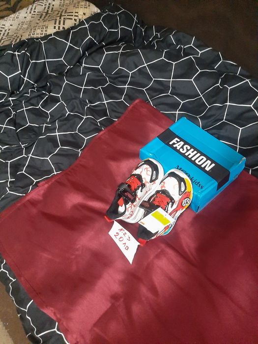 Детски маратонки чисто нови светещи