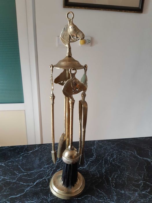 Ustensile semineu din bronz, cu 4 piese cu cap de cal,  inaltime 51 cm