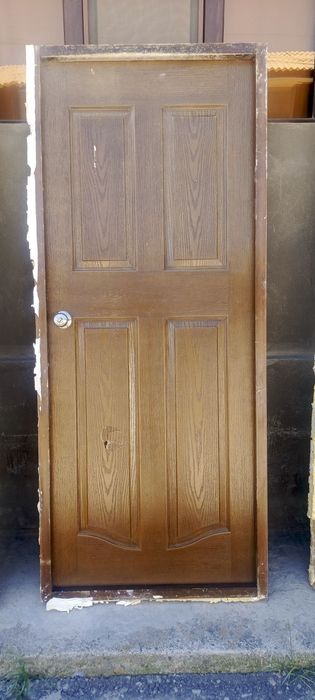 Срочно Предаётся  двери 100000 сум