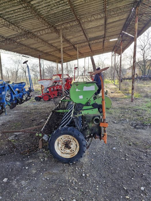Vând tot ce se vede, doua semanatori si instalatia de erbicidat!