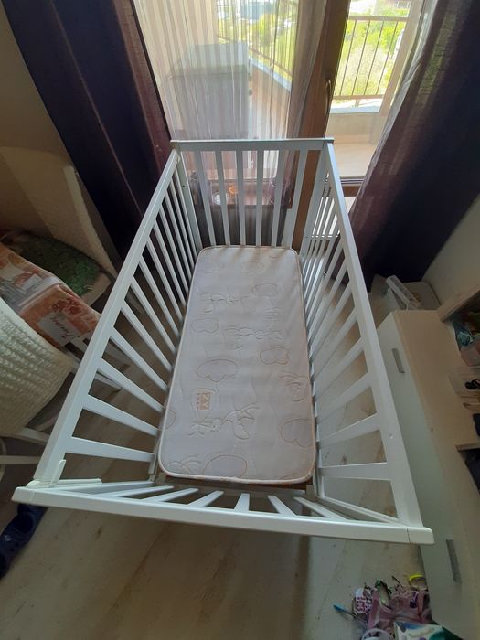 Бебешка кошара с матрак в отлично състояние