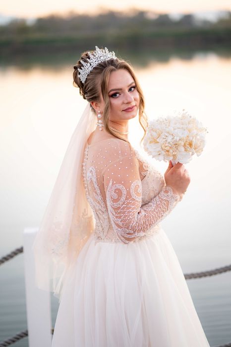 Rochie de  mireasa, mărimea M cu corset reglabil .