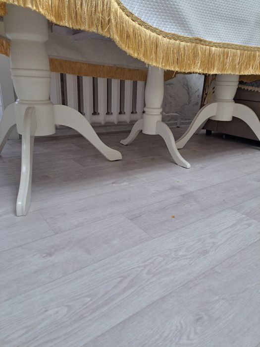 Продам стол и стулья.