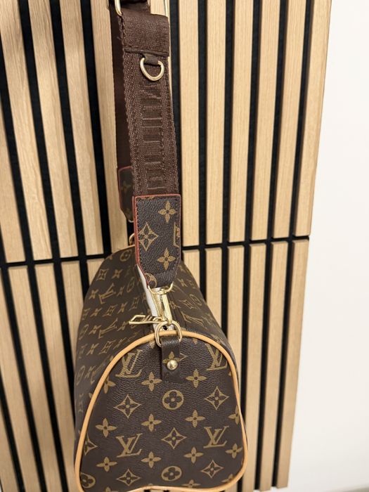 Geanta Luis Vuitton medie unisex incapatoare de umar